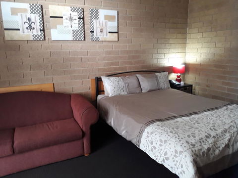 The Moe Motor Inn - Lightning Ridge Tourism 2