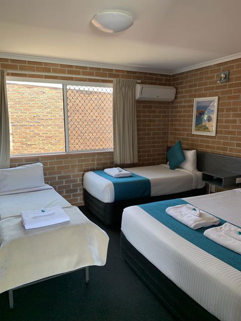 The Oaks Hotel Motel - Lightning Ridge Tourism 3