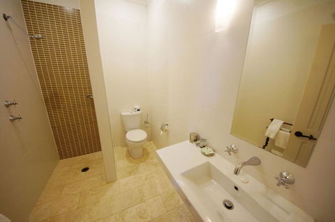 The Playhouse Hotel - Lightning Ridge Tourism 1