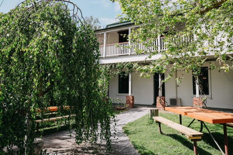 The Robin Hood Inn - Lightning Ridge Tourism 0