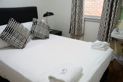 The Tamworth Hotel - Lightning Ridge Tourism 2