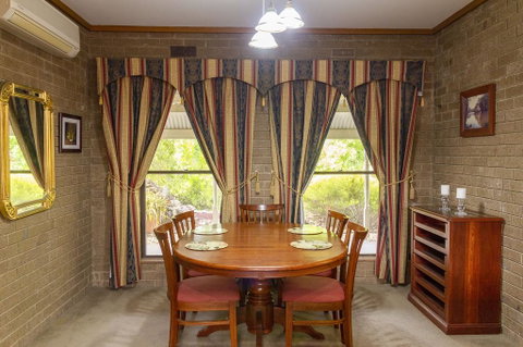 The Townhouse - Lightning Ridge Tourism 3