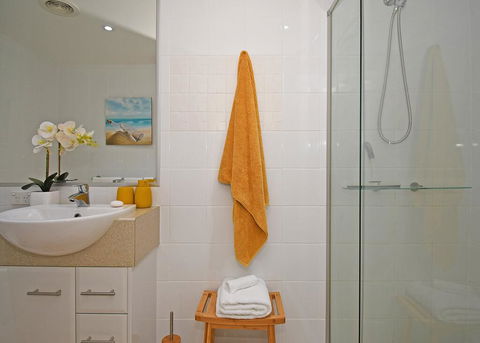 Tingeera Luxury Beachfront Apartments - Lightning Ridge Tourism 2