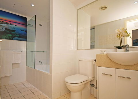 Tingeera Luxury Beachfront Apartments - Lightning Ridge Tourism 3