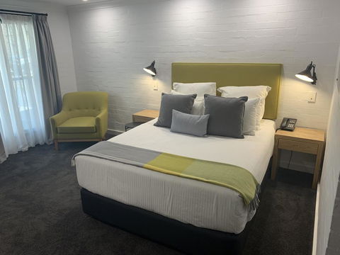 Town Square Motel - Lightning Ridge Tourism 1