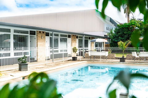 Twin Willows Hotel - Lightning Ridge Tourism 0