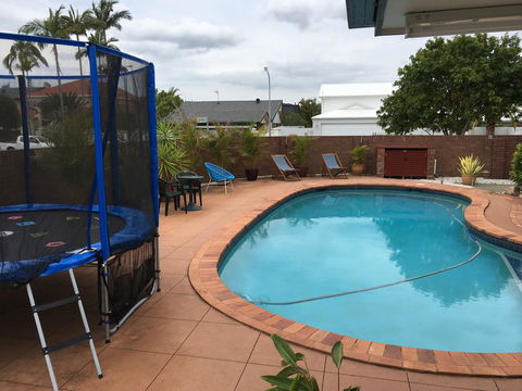 Two Bedroom Guesthouse Bundall - Lightning Ridge Tourism 2