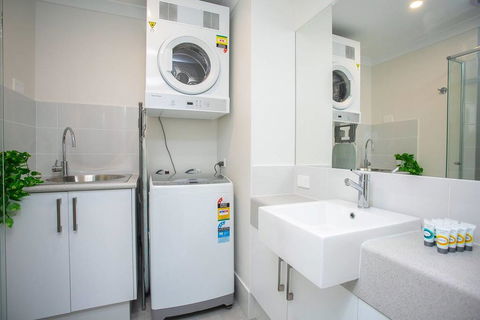 Ultimate Oasis Condo. Wifi + Netflix + Parking - Lightning Ridge Tourism 2