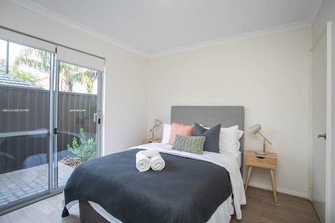 Ultimate Oasis Condo. Wifi + Netflix + Parking - Lightning Ridge Tourism 1