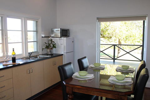Upper Reach Spa Cottage - Lightning Ridge Tourism 3