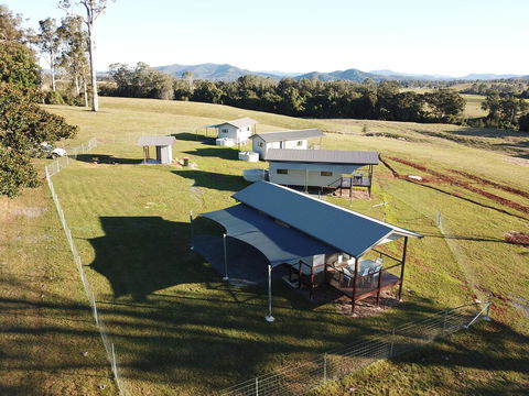 Valley Cabins By The Creek - Lightning Ridge Tourism 0