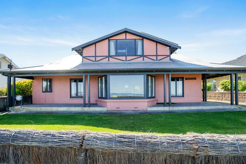 Victor Harbor Beachfront Bliss + WiFi - Lightning Ridge Tourism 1