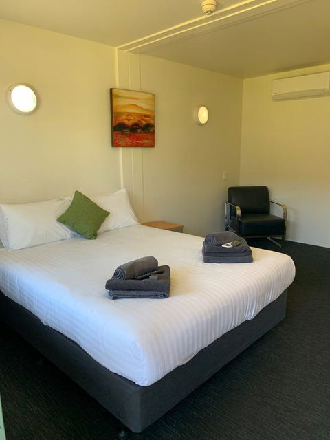 Victoria Village - Lightning Ridge Tourism 3