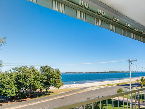 VIEWS VIEWS VIEWS! Front Top Floor Waterfront Unit - Chnook Apartments South Esp, Bongaree - Lightning Ridge Tourism 0