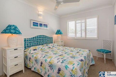 VIEWS VIEWS VIEWS! Front Top Floor Waterfront Unit - Chnook Apartments South Esp, Bongaree - Lightning Ridge Tourism 2