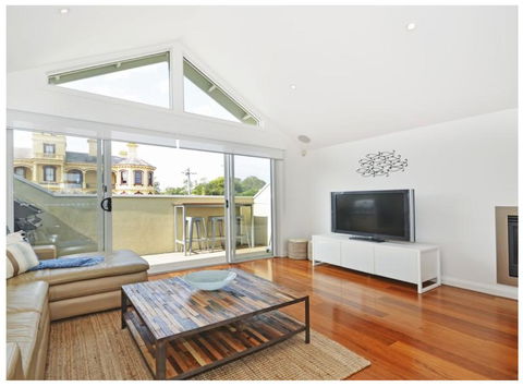Villa By The Sea - Lightning Ridge Tourism 0