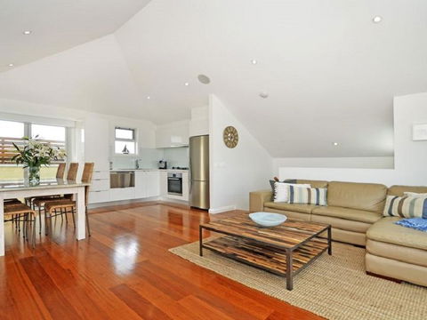 Villa By The Sea - Lightning Ridge Tourism 1