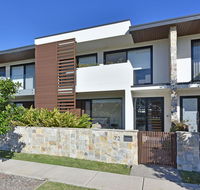 Villa Catania Waterside at Trinity Point - Lightning Ridge Tourism