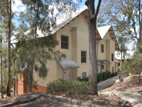 Villa Joie De Vie Located Within Cypress Lakes - Lightning Ridge Tourism 2
