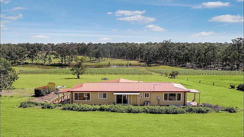 Villa Siena - Lightning Ridge Tourism 1
