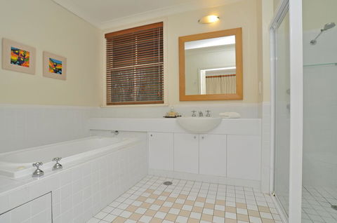 Villa Spa Executive 1br Burgundy Resort Condo Located Within Cypress Lakes Resort (nothing Is More Central) - Lightning Ridge Tourism 3