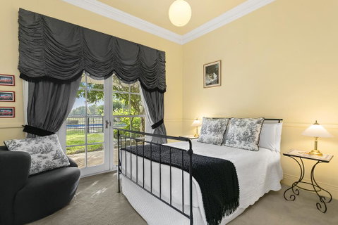 Vinden Estate Homestead - Lightning Ridge Tourism 3