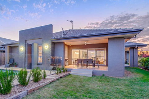 Vintage On The 8th - Lightning Ridge Tourism 1