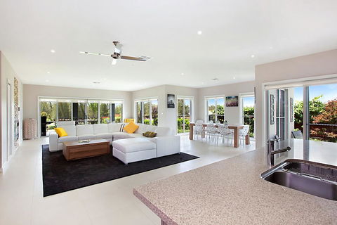 Vista One - Lightning Ridge Tourism 1