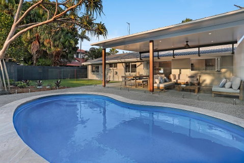 Walk To Hastings Street, Noosa Sound - Lightning Ridge Tourism 0