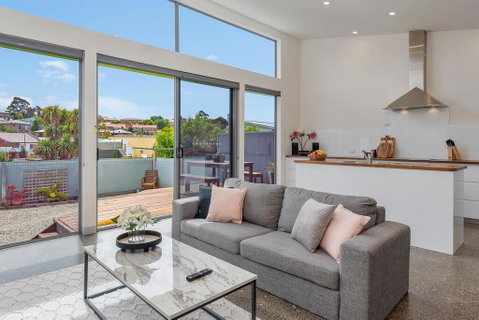 Walk To Salamanca, Queens Cottage LUX 3bdm Queens Cottage - Lightning Ridge Tourism 0