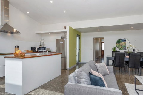 Walk To Salamanca, Queens Cottage LUX 3bdm Queens Cottage - Lightning Ridge Tourism 1