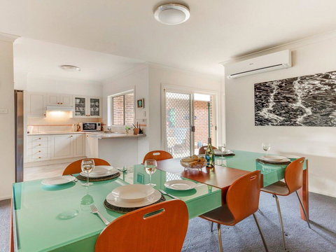 Walling-Clifton Gardens - Backing Onto Golf Course - Lightning Ridge Tourism 3