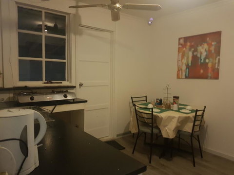 Warm Friendly Family Environment In Braybrook - Lightning Ridge Tourism 2