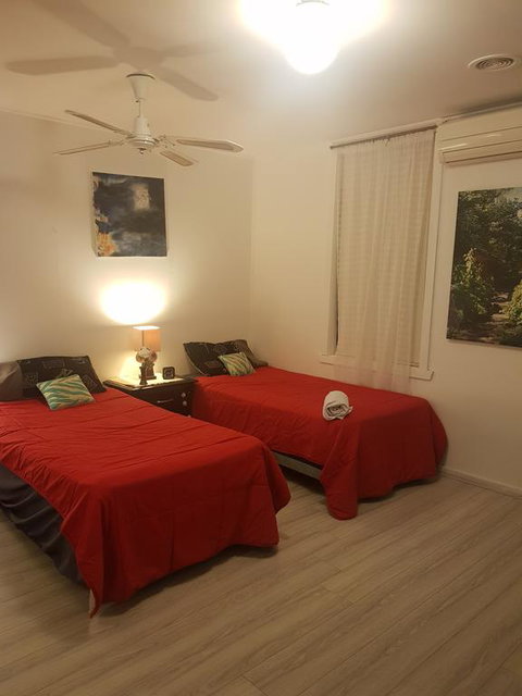 Warm Friendly Family Environment In Braybrook - Lightning Ridge Tourism 0