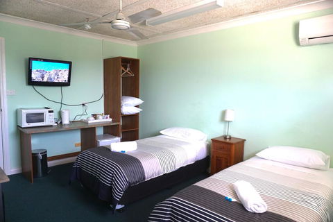 Warners Bay Hotel - Lightning Ridge Tourism 3