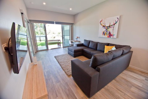 Waterfront Apartments - Lightning Ridge Tourism 0