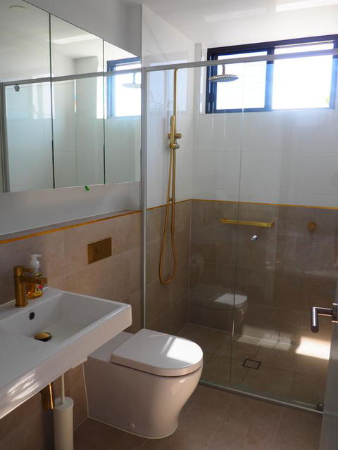 Waterfront Quiet Room - Lightning Ridge Tourism 1