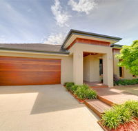 Newington Lakehouse - Lightning Ridge Tourism