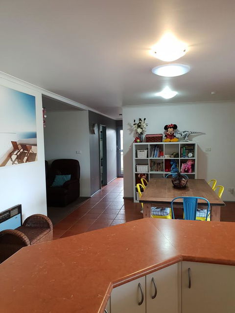 Relax In San Remo - Lightning Ridge Tourism 8