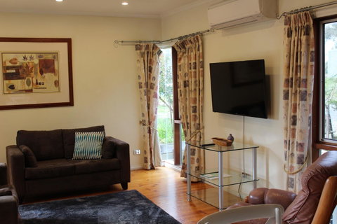 Australian Home Away @ Wonga Park Brushy Creek - Lightning Ridge Tourism 9