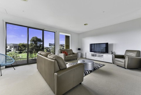 Torquay Golf Retreats - Pool, Beach, Tennis, Golf - Lightning Ridge Tourism 0