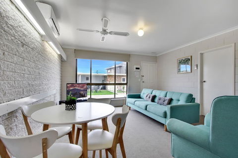 Hybiscus Waterfront Apartments - Lightning Ridge Tourism 17