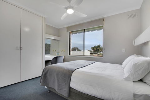 Hybiscus Waterfront Apartments - Lightning Ridge Tourism 14