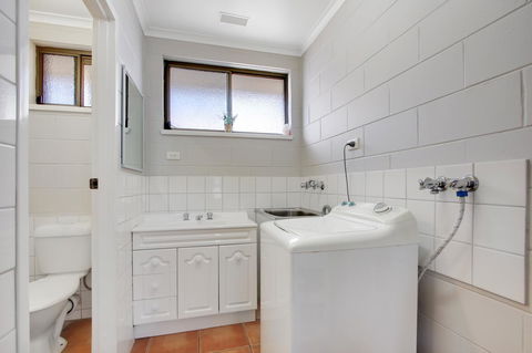 Hybiscus Waterfront Apartments - Lightning Ridge Tourism 20