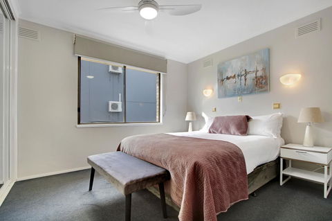 Hybiscus Waterfront Apartments - Lightning Ridge Tourism 13
