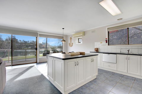 Hybiscus Waterfront Apartments - Lightning Ridge Tourism 7