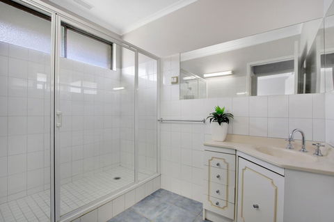 Hybiscus Waterfront Apartments - Lightning Ridge Tourism 10