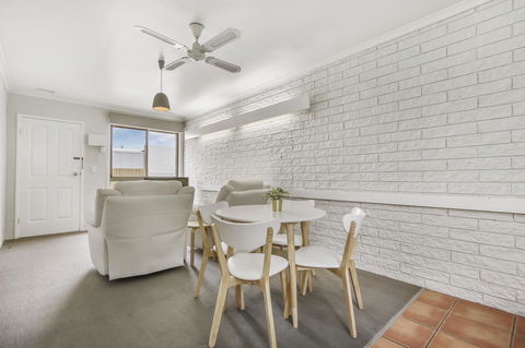 Hybiscus Waterfront Apartments - Lightning Ridge Tourism 26