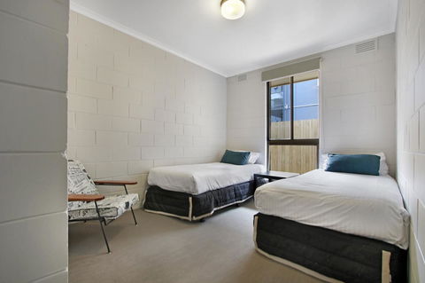 Hybiscus Waterfront Apartments - Lightning Ridge Tourism 21