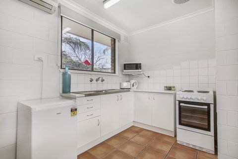 Hybiscus Waterfront Apartments - Lightning Ridge Tourism 24